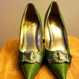 Anne Michelle lively Green pointed heels.